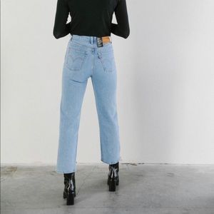 NEW Levi’s ribcage frayed hem jeans